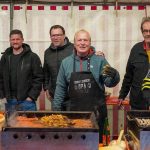Am Samstag war es wieder so weit: Die erste Mannschaft des SV Zeutern machte sich auf den Weg, um zahlreichen SV-Freunden persönliche Weihnachtsgrüße zu überbringen. Was seit vielen Jahren zu einer liebgewonnenen Tradition geworden ist, sorgte auch dieses Mal wieder für strahlende Gesichter und herzliche Begegnungen.