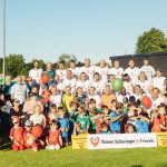 Nach Schlusspfiff hieß es noch etwas bangen, da auf den anderen Spielplätzen das Spiel noch nicht abgepfiffen war. Aber dann war es klar. Oberhausen und Kirrlach 2 hatten beide verloren, sodass wir durch unseren Sieg nicht abgestiegen sind. Für alle eine große Erleichterung und deshalb war es klar, dass sich die Mannschaft bei den Fans bedanken musste. Diese haben in der Rückrunde oft gelitten und sind am letzten Spieltag doch etwas entschädigt worden. Ein Dank an alle Unterstützer und Fans, es hat gutgetan, am Ende diese Unterstützung zu erfahren.